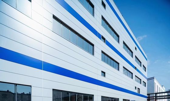 আধুনিক ডিজাইন এবং স্টেইনলেসযুক্ত গটার সহ টেকসই প্রিফেব্রিকেটেড স্টিল গুদাম