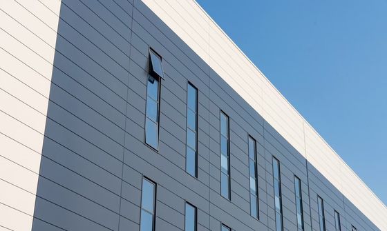 রোল আপ ডোর এবং ফায়ারপ্রুফ রক উল ক্ল্যাডিং সিস্টেম সহ শিল্প ইস্পাত কাঠামো গুদাম